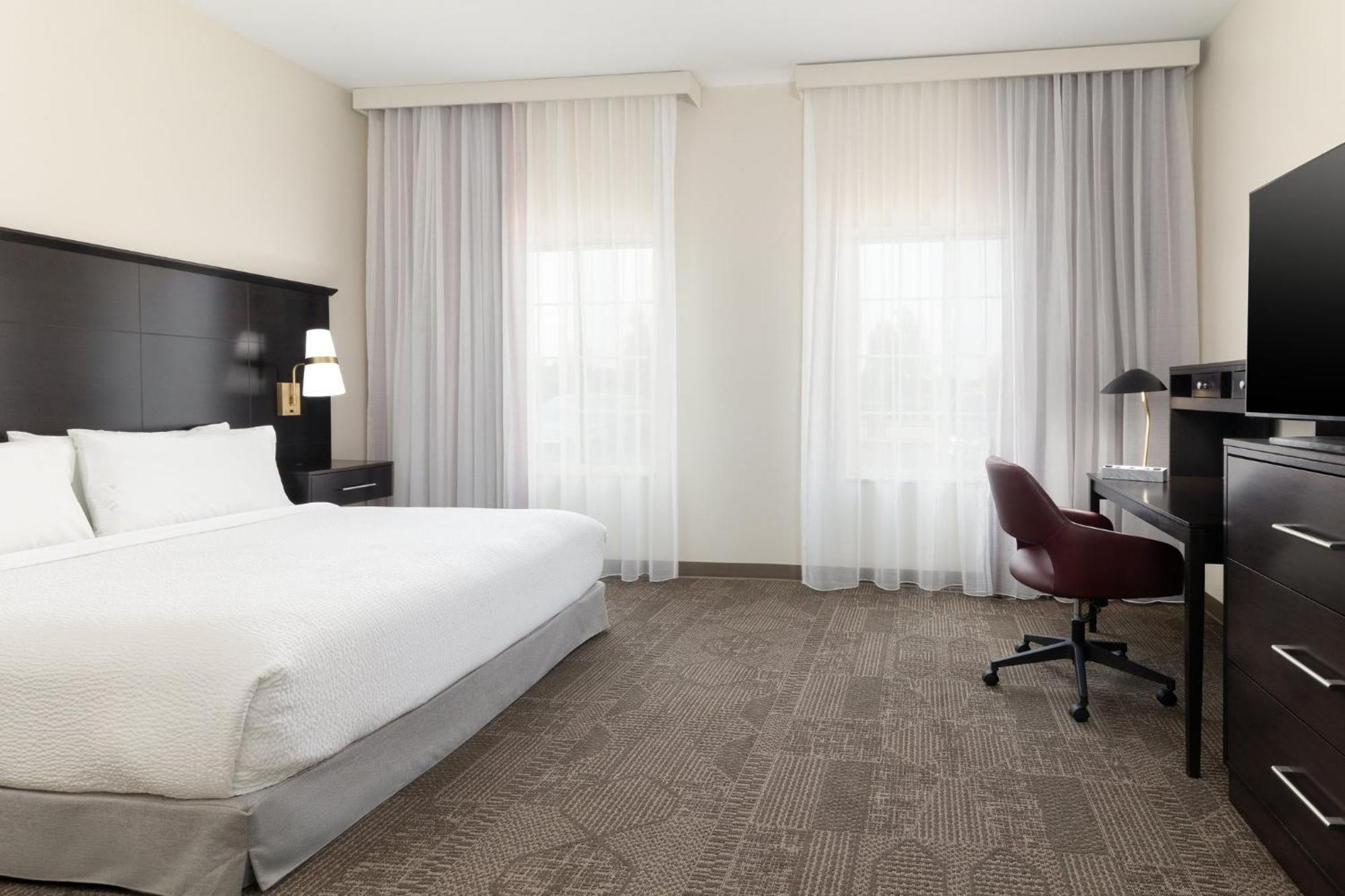 Two-Bedroom Suite Mobility Accessible Roll Shower,1704974165:JPEG